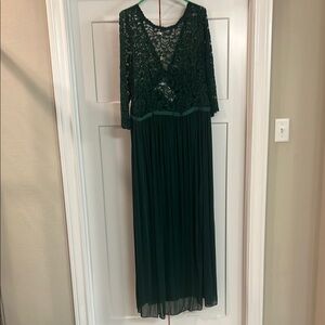Elegant Green Lace Evening Gown